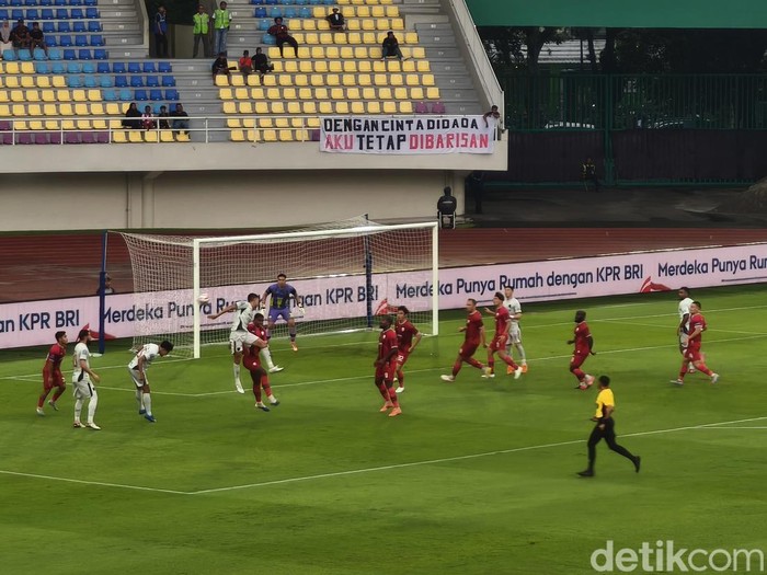 Laga Persis Solo melawan Persita Tangerang pada pekan ke-16 Super League 2025/2026 di Stadion Manahan, Kota Solo, Minggu (4/1/2026).