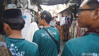 Jamaah napak tilas NU melaksanakan salat berjamaah, dzikir, dan tahlil di kawasan Ampel sebelum melanjutkan perjalanan darat. (Foto: Raihan Mahendra/detikJatim)
