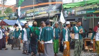 Panitia gabungan melakukan pengaturan teknis dan pengamanan rombongan napak tilas NU di kawasan Ampel, Surabaya. (Foto: Raihan Mahendra/detikJatim)