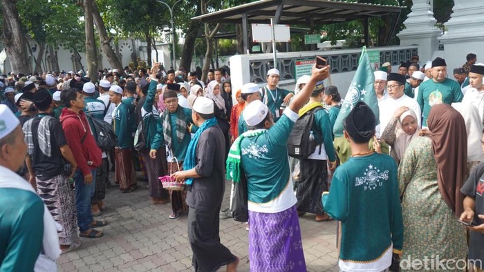 Ribuan peserta Napak Tilas Isyaroh Pendirian NU tiba di kawsan masjid Sunan Ampel