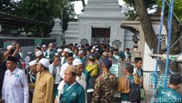 Ribuan jamaah napak tilas pendirian NU dari berbagai daerah di Indonesia tiba di Surabaya sebelum melanjutkan perjalanan menuju Jombang. (Foto: Raihan Mahendra/detikJatim)