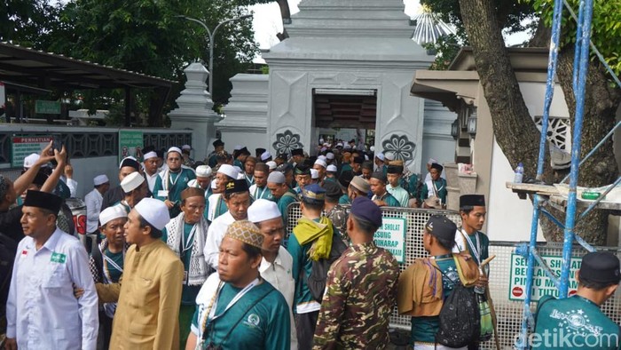 Ribuan peserta Napak Tilas Isyaroh Pendirian NU tiba di kawsan masjid Sunan Ampel