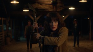 Karakternya tambah badas banget nih genks, saat Winona Ryder melayangkan kapaknya ke kepala Vecna. Ia menebas kepalanya dengan berani dan lantang sembari berteriak, Kau main-main dengan keluarga kami. Foto: Dok.Strangerthingstv