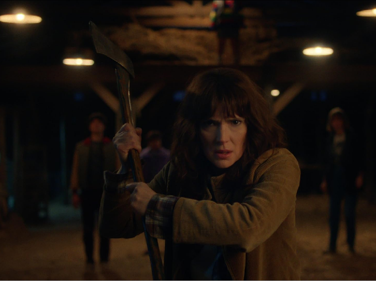 Pesona Winona Ryder di Stranger Things, Cetar Banget Bunuh Vecna!