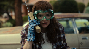 Dia juga yang tahu kalau Upside Down masih ada, karena melihat bukti dari magnet. Karakter Joyce Byers jadi kunci dari plot utama Stranger Things sampai di season final yang bunuh kepala Vecna. Foto: Dok.Strangerthingstv