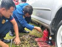 Mobil Nyangkut Taman Ijen Kota Malang, Median Jalan Terpaksa Dibongkar