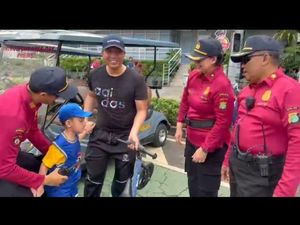 Polisi Bantu Bapak Terpisah dengan Anaknya Saat CFD di Bundaran HI