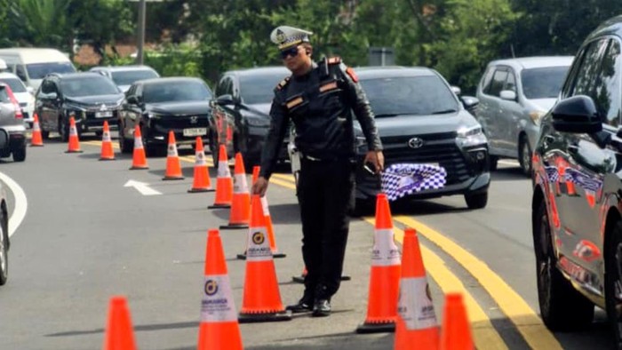 Polisi lakukan rekayasa lalu lintas.