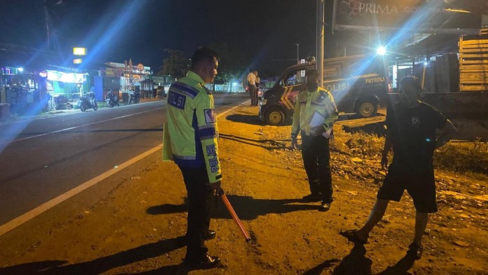Polisi melakukan pengecekan TKP kecelakaan mobil tabrak lari di Jalan Lingkar Barat II, Kota Jambi