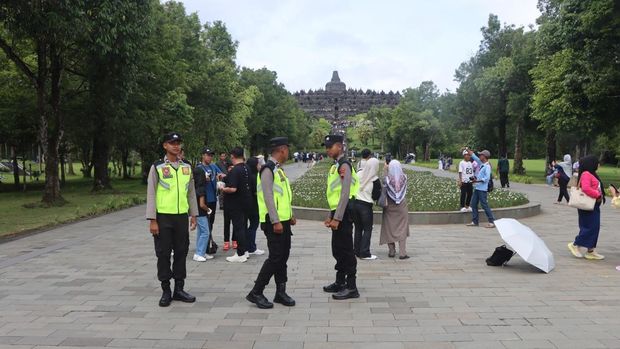 Polisi Polda Jateng melayani masyarakat di objek wisata selama libur akhir tahun.