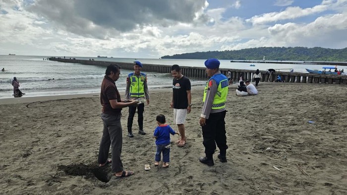 Polisi Polda Jateng melayani masyarakat di objek wisata selama libur akhir tahun.