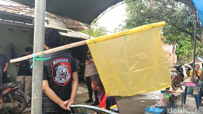 Polisi tampak berada di rumah duka.