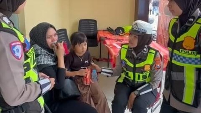 Anggota Polres Magetan mempertemukan anak hilang dari orang tuanya di wisata Telaga Sarangan