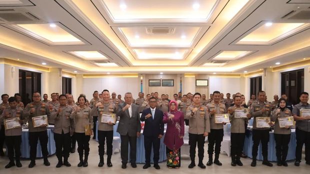 Polres Tangsel dapat penghargaan Gubernur Banten Andra Soni atas keberhasilan program cegah tawuran antarpelajar (CETAR) dan program sistem keamanan lingkungan (siskamling) terpadu.