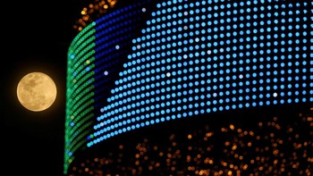 Bulan Serigala, supermoon pertama tahun 2026, terbit di atas San Salvador, El Salvador. Perigee akan membawa Bulan purnama ke jarak 362.312 kilometer (225.130 mil) dari Bumi, sehingga tampak sekitar 14 persen lebih besar dan 30 persen lebih terang dibandingkan saat berada pada titik terjauhnya. Foto: REUTERS/Jose Cabezas