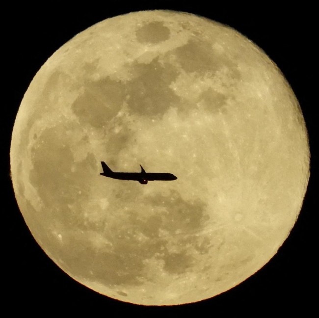 Potret Supermoon Perdana 2026, Wolf Moon Menyapa Berbagai Negara