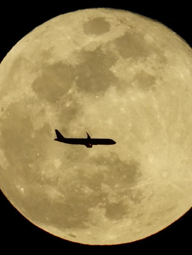 Potret Supermoon Perdana 2026, Wolf Moon Menyapa Berbagai Negara