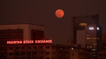 Bulan Serigala, supermoon pertama tahun 2026, menerangi langit malam di Karachi, Pakistan. Nama Wolf Moon bukanlah istilah tanpa sejarah. Penamaan ini berakar dari tradisi suku asli Benua Amerika yang menandai setiap purnama Januari dengan seringnya terdengar lolongan serigala di tengah musim dingin yang ekstrem. Foto: REUTERS/Akhtar Soomro