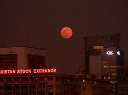 Potret Supermoon Perdana 2026, Wolf Moon Menyapa Berbagai Negara