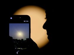 Potret Supermoon Perdana 2026, Wolf Moon Menyapa Berbagai Negara