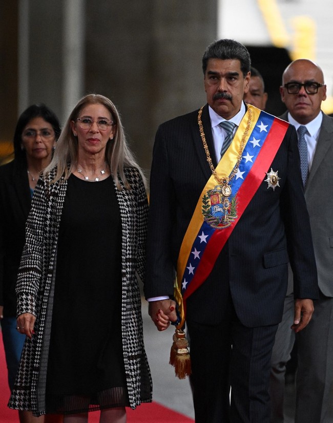 Dalam unggahan di X yang dibagikan Jaksa Agung AS Pam Bondi terungkap NIcolas Maduro dan Cilia Flores dinyatakan sebagao dua terduga pengedar narkoba internasional. Perdagangan narkoba skala besar itu juga telah memusatkan kekuasaan dan kekayaan di tangan keluarga Maduro Moros, termasuk istrinya, yang disebut sebagai Ibu Negara Venezuela,” demikian isi dakwaan terhadap Maduro dan Flores. Foto: Dok. AFP/FEDERICO PARRA, Instagram Nicolas Maduro