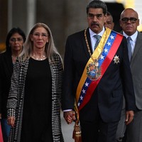 Dalam unggahan di X yang dibagikan Jaksa Agung AS Pam Bondi terungkap NIcolas Maduro dan Cilia Flores dinyatakan sebagao dua terduga pengedar narkoba internasional. Perdagangan narkoba skala besar itu juga telah memusatkan kekuasaan dan kekayaan di tangan keluarga Maduro Moros, termasuk istrinya, yang disebut sebagai Ibu Negara Venezuela,” demikian isi dakwaan terhadap Maduro dan Flores. Foto: Dok. AFP/FEDERICO PARRA, Instagram Nicolas Maduro