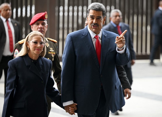 Presiden Venezuela Nicolas Maduro bersama Ibu Negara Cilia Flores diamankan pasukan militer Amerika Serikat pada Sabtu (3/1/2026) pagi dan langsung dibawa ke New York. Presiden AS Donald Trump sebelumnya mendesak Maduro untuk menyerahkan kekuasaan dan menuduhnya mendukung kartel narkoba. Foto: Dok. AFP/FEDERICO PARRA, Instagram Nicolas Maduro