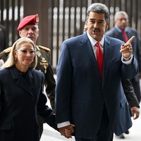 Presiden Venezuela Nicolas Maduro bersama Ibu Negara Cilia Flores diamankan pasukan militer Amerika Serikat pada Sabtu (3/1/2026) pagi dan langsung dibawa ke New York. Presiden AS Donald Trump sebelumnya mendesak Maduro untuk menyerahkan kekuasaan dan menuduhnya mendukung kartel narkoba. Foto: Dok. AFP/FEDERICO PARRA, Instagram Nicolas Maduro