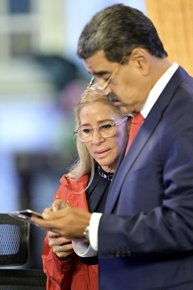 Nicolás Maduro dan Cilia Flores menikah pada 2013 setelah kemenangan di Pilpres. Bagi Cilia, ini adalah pernikahan keduanya. Dia sebelumnya pernah menikah dengan pria bernama Walter Ramón Gavidia. Tak diketahui secara pasti kapan pernikahan pertamanya berakhir. Namun dia dan Maduro mulai menjalin hubungan asmara sejak tahun 1990-an. Foto: Dok. AFP/FEDERICO PARRA, Instagram Nicolas Maduro