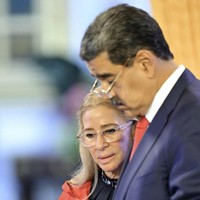 Nicolás Maduro dan Cilia Flores menikah pada 2013 setelah kemenangan di Pilpres. Bagi Cilia, ini adalah pernikahan keduanya. Dia sebelumnya pernah menikah dengan pria bernama Walter Ramón Gavidia. Tak diketahui secara pasti kapan pernikahan pertamanya berakhir. Namun dia dan Maduro mulai menjalin hubungan asmara sejak tahun 1990-an. Foto: Dok. AFP/FEDERICO PARRA, Instagram Nicolas Maduro