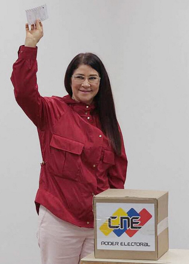 Cilia Flores dikenal sebagai figur berpengaruh dalam politik Venezuela. Wanita 69 tahun itu pernah menjabat jaksa agung, anggota dewan dan berperan dalam kebangkitan Presiden Venezuela Hugo Chavez pada 1999. Foto: Dok. AFP/FEDERICO PARRA, Instagram Nicolas Maduro