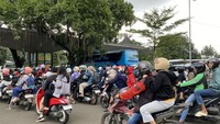 Ragunan Ramai Pengunjung, Kendaraan Mengular di Pintu Masuk
