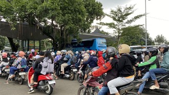 Ragunan Ramai Pengunjung, Kendaraan Mengular di Pintu Masuk