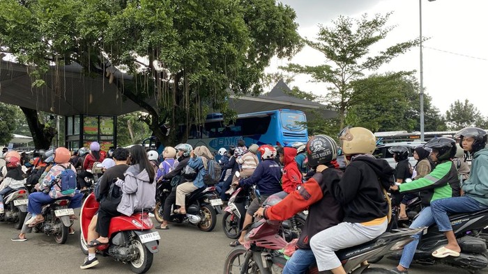 Ragunan Ramai Pengunjung, Kendaraan Mengular di Pintu Masuk