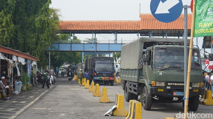Rombongan dari Bangkalan menyeberang melalui jalur laut dengan melibatkan sedikitnya 30 perahu nelayan (sampan) dan dua kapal feri.