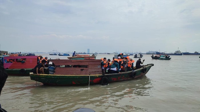 Rombongan Napak Tilas Isyarat Pendirian NU menyebrang dari Pelabuhan Kamal menuju Pelabuhan Tanjung Perak Surabaya