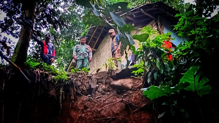 Fondasi Rumah Sulaeman Menggantung di Bibir Tebing Akibat Longsor