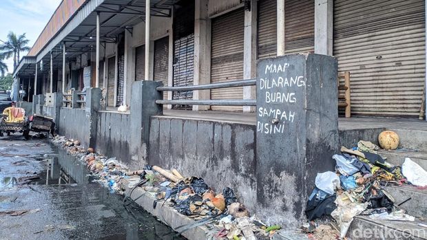 Sampah berserakan hingga menimbulkan baut tak sedap di Pasar Gedebage Sampah berserakan hingga menimbulkan baut tak sedap di Pasar Gedebage