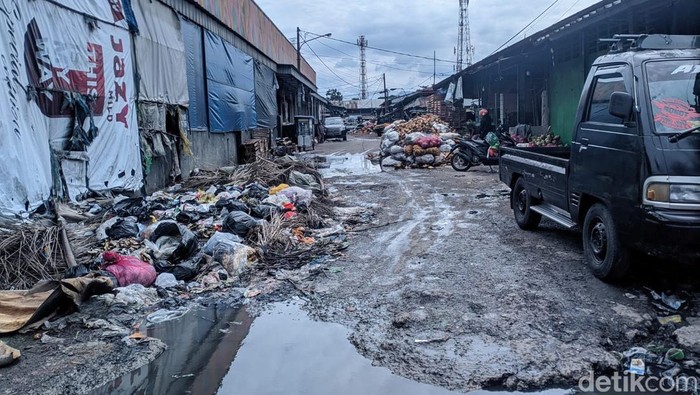 Sampah dan Bau Tak Sedap di Pasar Gedebage Bandung