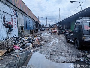 Sampah dan Bau Tak Sedap di Pasar Gedebage Bandung