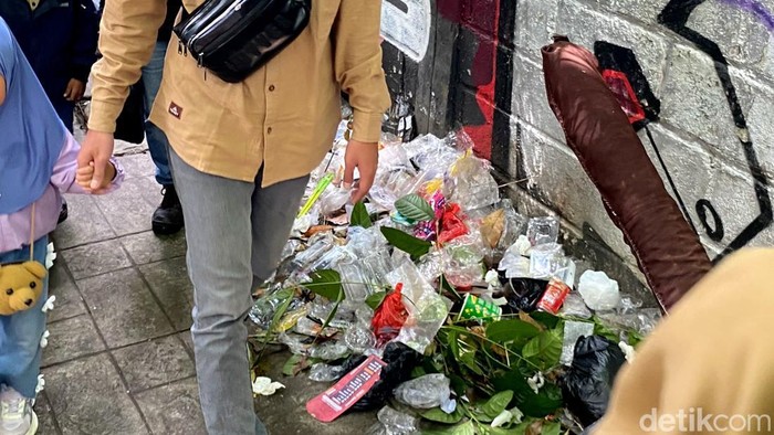 Sampah Wisatawan Menumpuk di Trotoar Jalan Tamansari Bandung