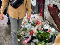 Sampah Wisatawan Menumpuk di Trotoar Jalan Tamansari Bandung