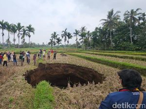 Ramai-ramai Warga Limapuluh Kota Ambil Air dari Sinkhole, Disebut Jadi Obat