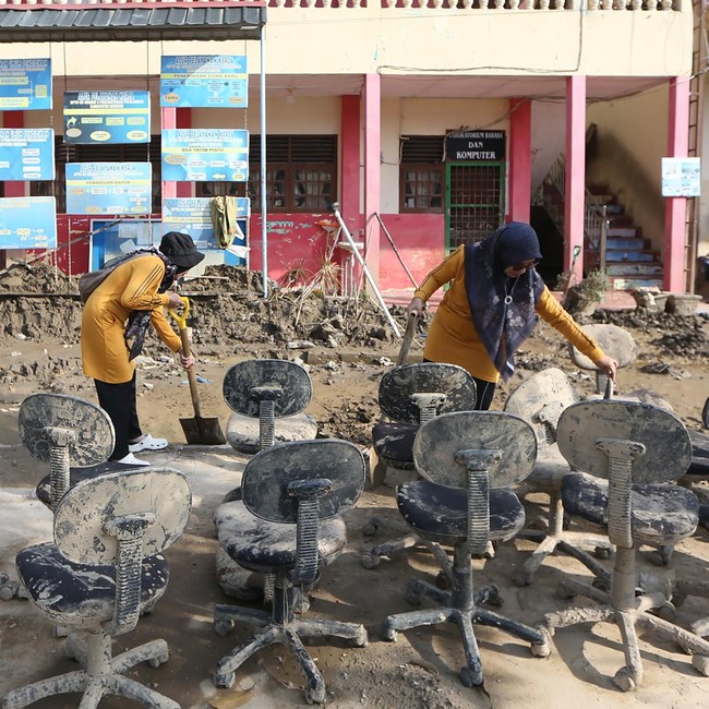 Sekolah di Aceh Bersih-bersih Pascabanjir Bandang
