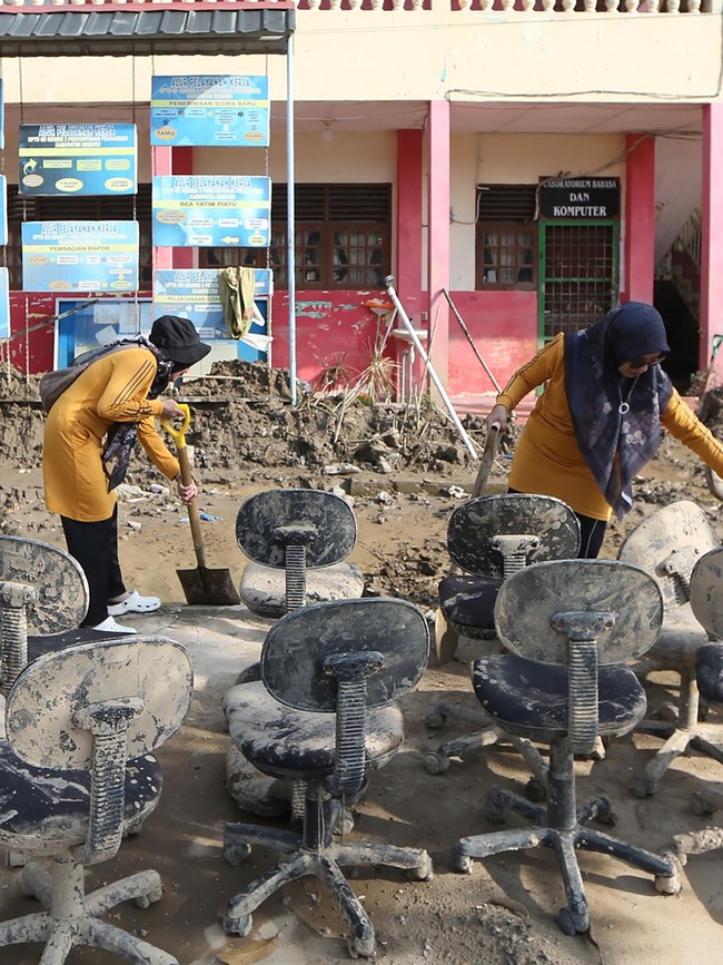 Sekolah di Aceh Bersih-bersih Pascabanjir Bandang