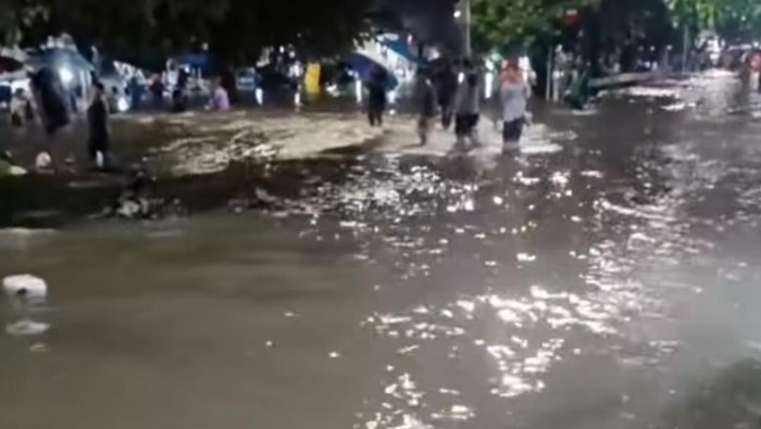 Simo Kalangan Surabaya Banjir, Air Selutut Orang Dewasa