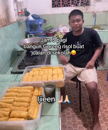Bangun Jam 3 Pagi demi Jualan Risol, Siswa Banyuwangi Ini Bikin Salut!