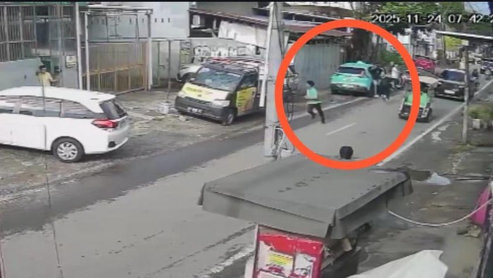 CCTV Perampokan-Penganiayaan Sopir Taksi di Keramaian Jalanan Makassar