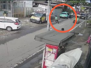 CCTV Perampokan-Penganiayaan Sopir Taksi di Keramaian Jalanan Makassar