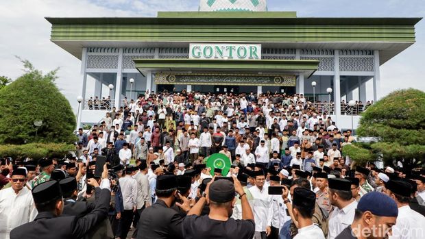 Suasana pemakaman pemimpin Pondok Modern Darussalam Gontor, Prof Amal Fathullah Zarkasyi di Ponorogo. Suasana pemakaman pemimpin Pondok Modern Darussalam Gontor, Prof Amal Fathullah Zarkasyi di Ponorogo.